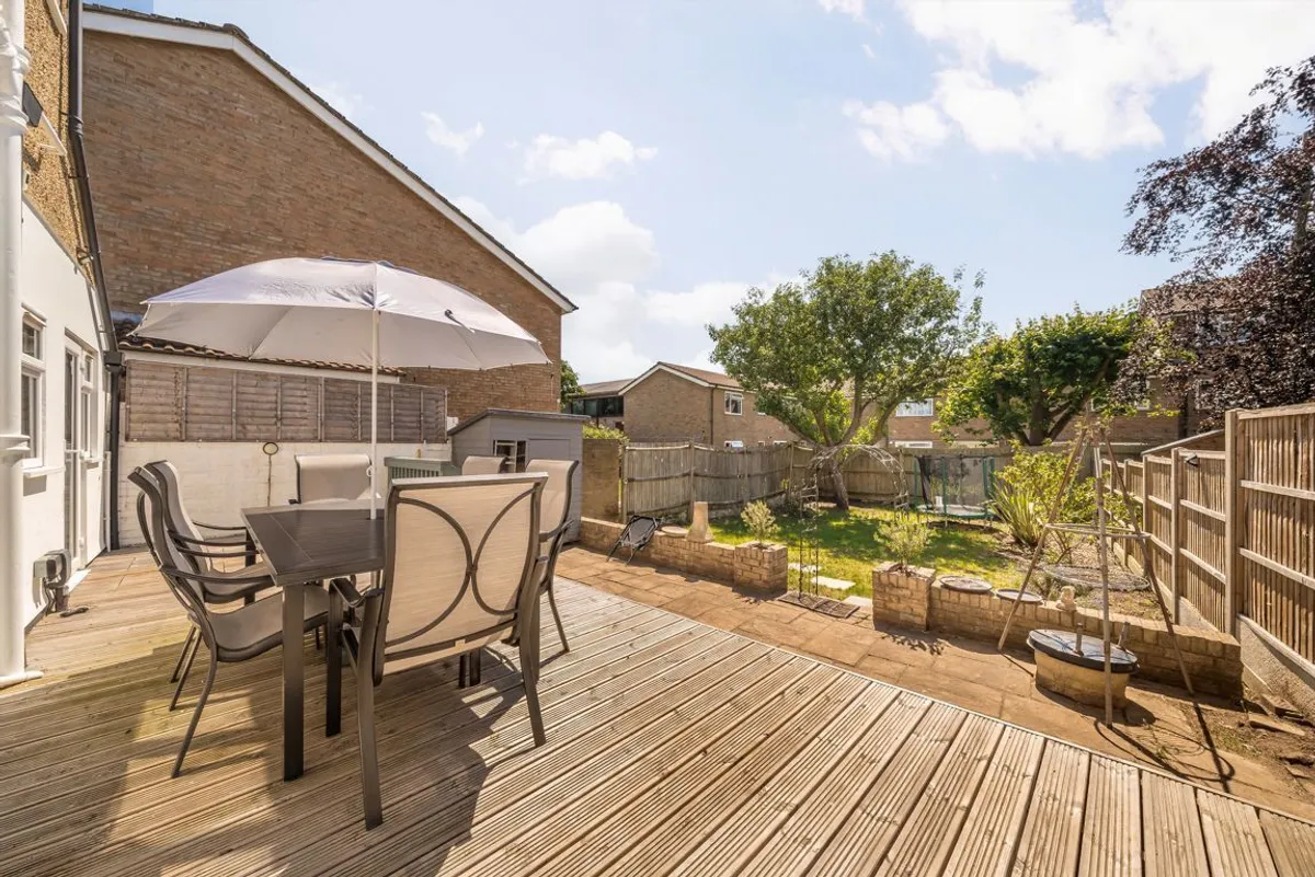 House Cuckoo Lane in Greater London