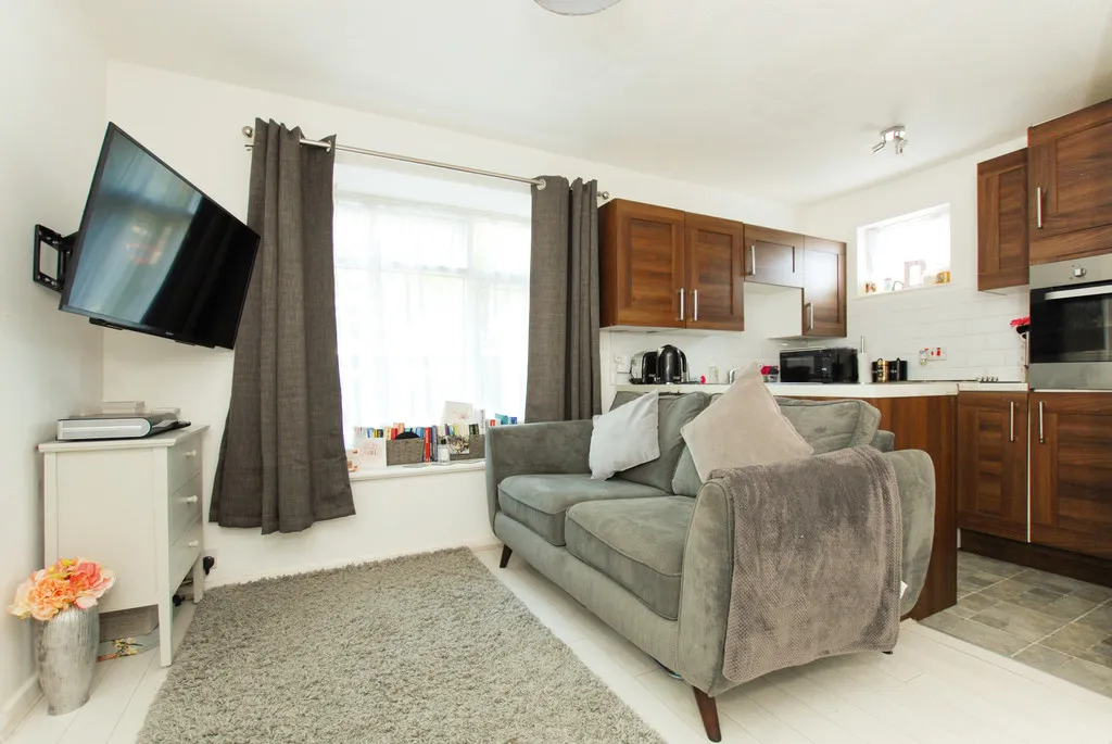 Flat Hindhead Close in Greater London