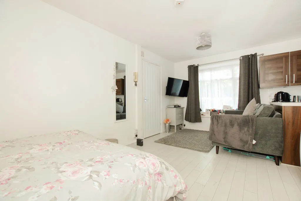 Flat Hindhead Close in Greater London