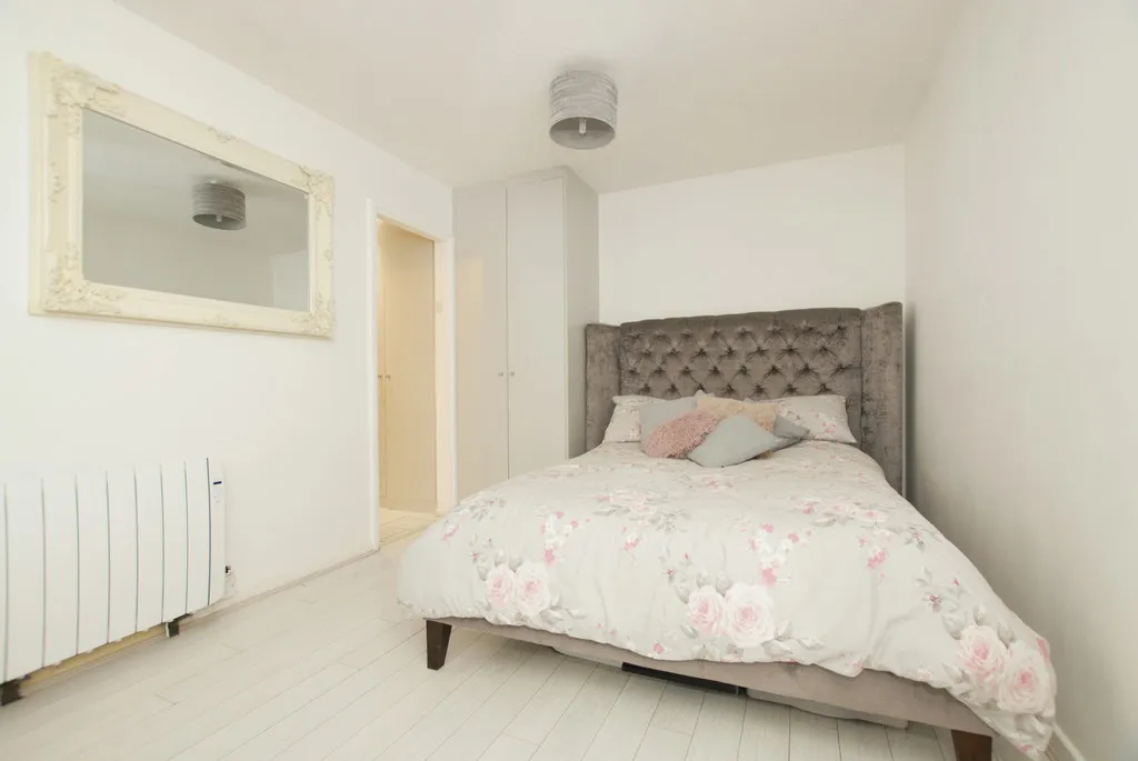 Flat Hindhead Close in Greater London