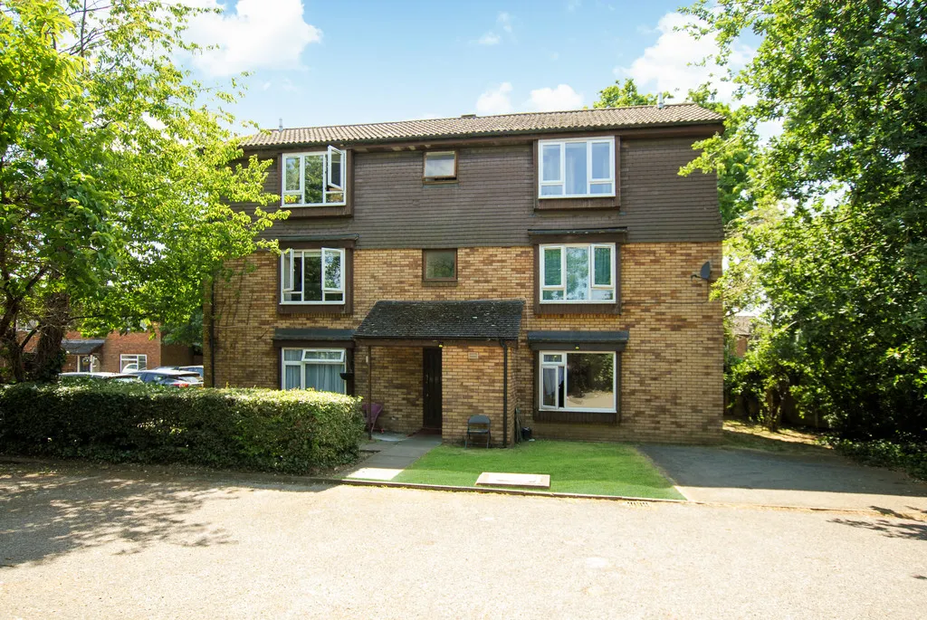 Flat Hindhead Close in Greater London