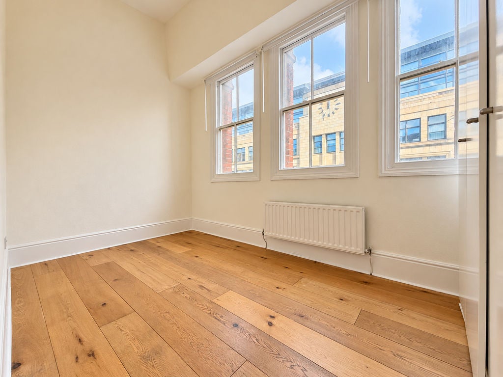 Flat Commercial Street in Greater London
