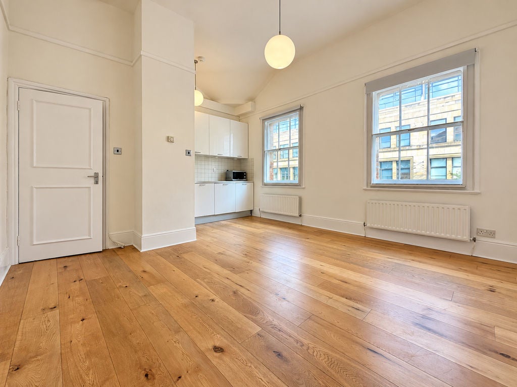 Flat Commercial Street in Greater London