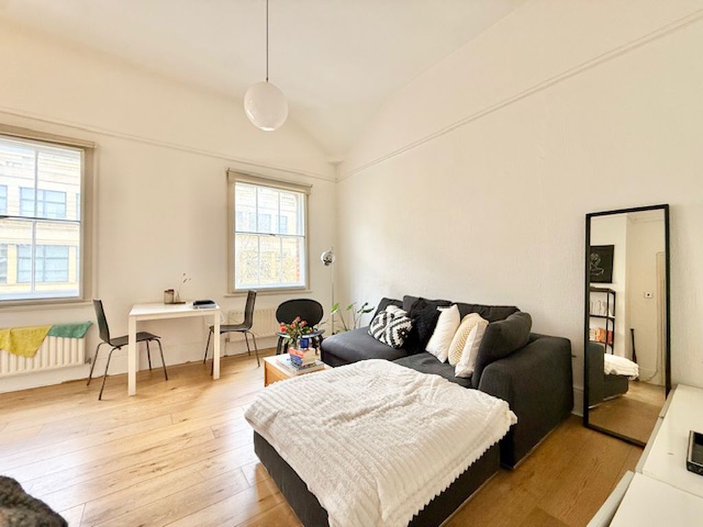 Flat Commercial Street in Greater London