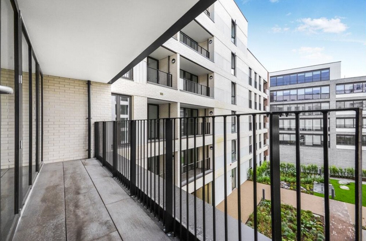 Flat Gorsuch Street in Greater London