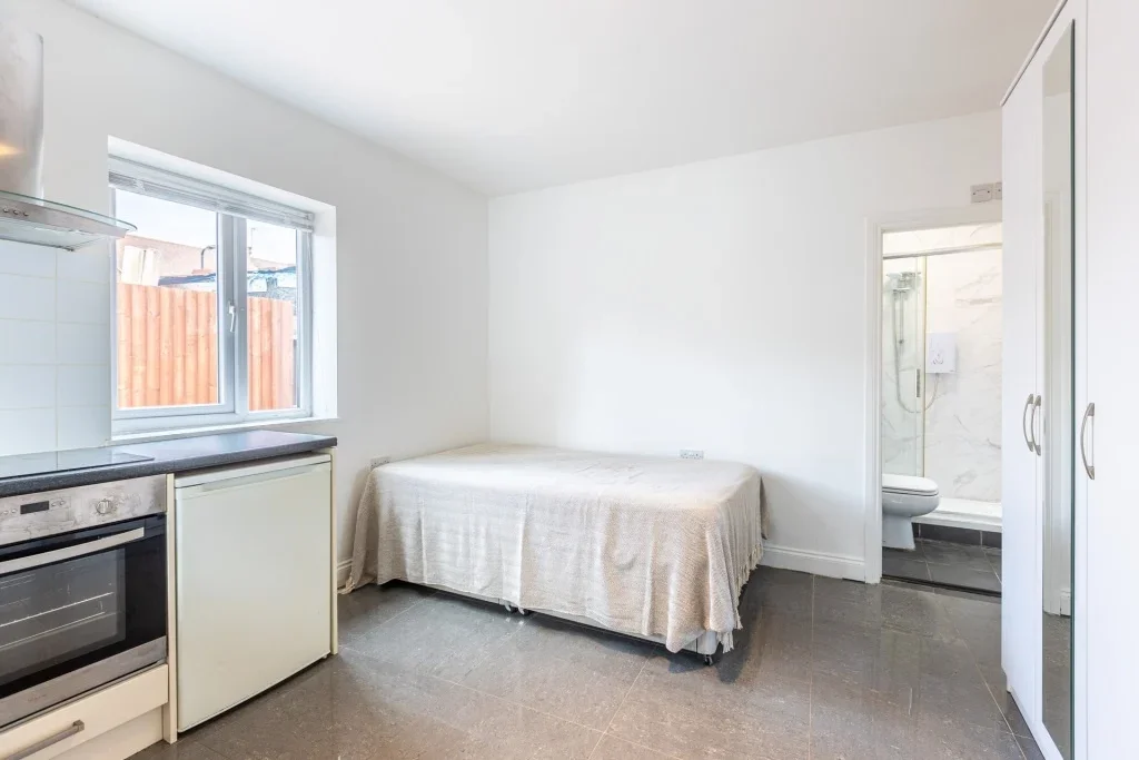 Flat Olive Road in Greater London