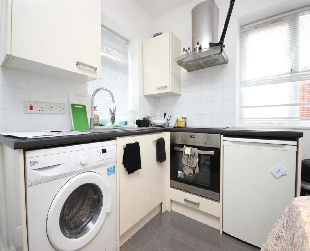 Flat Olive Road in Greater London