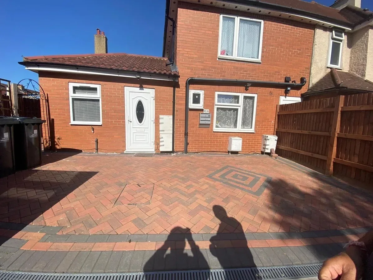 Flat Olive Road in Greater London