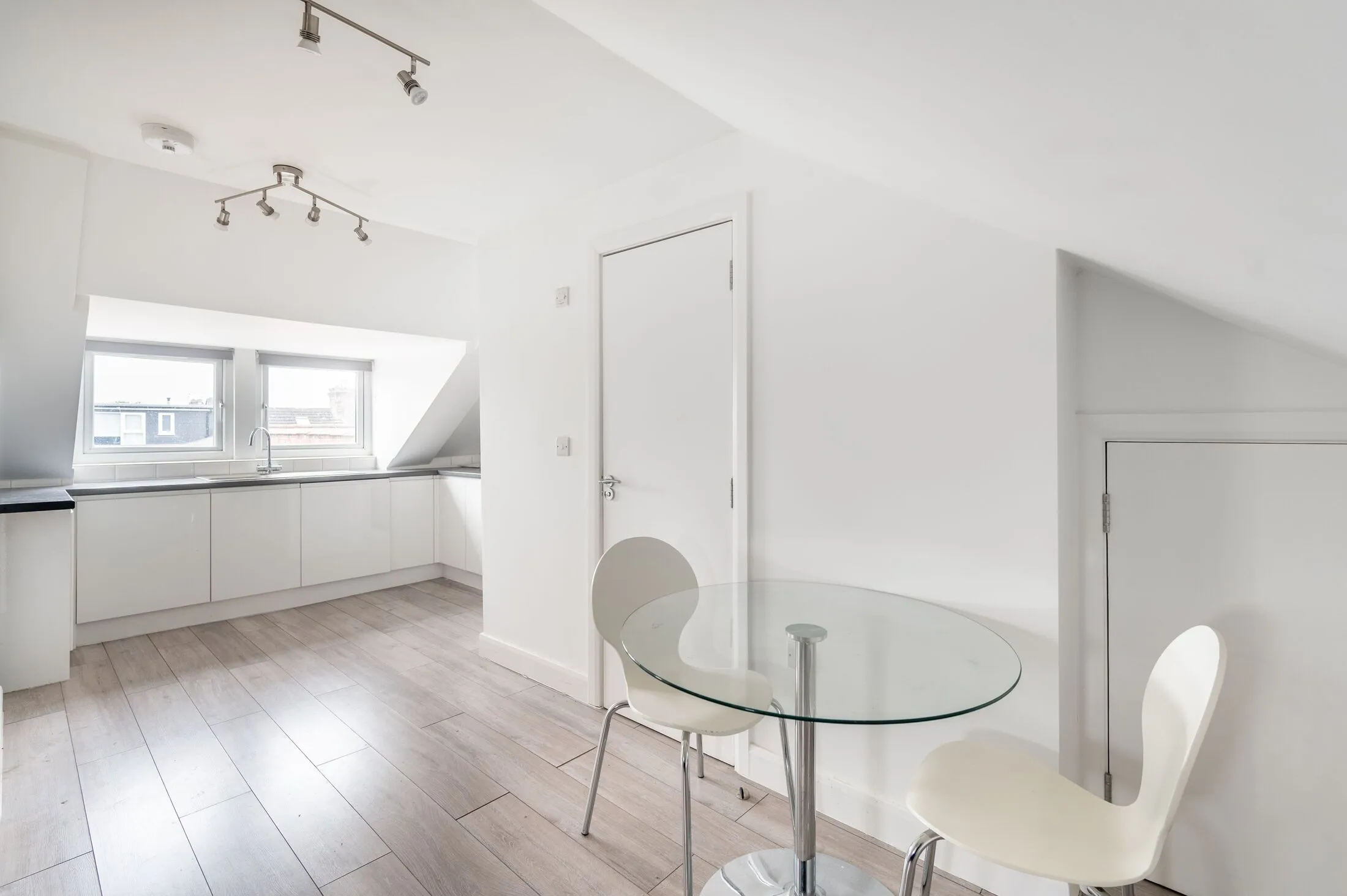 Flat Deacon Road in Greater London