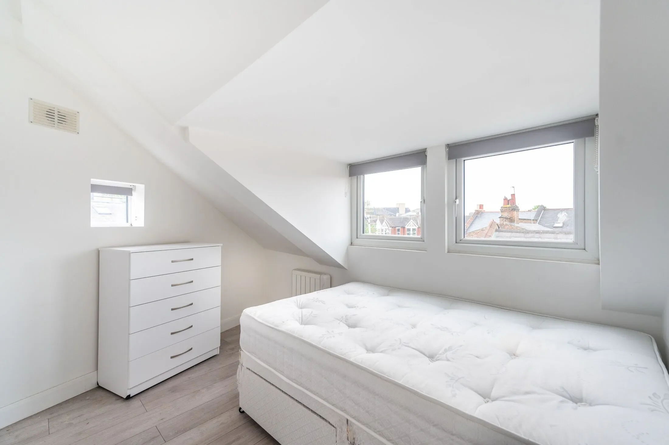 Flat Deacon Road in Greater London