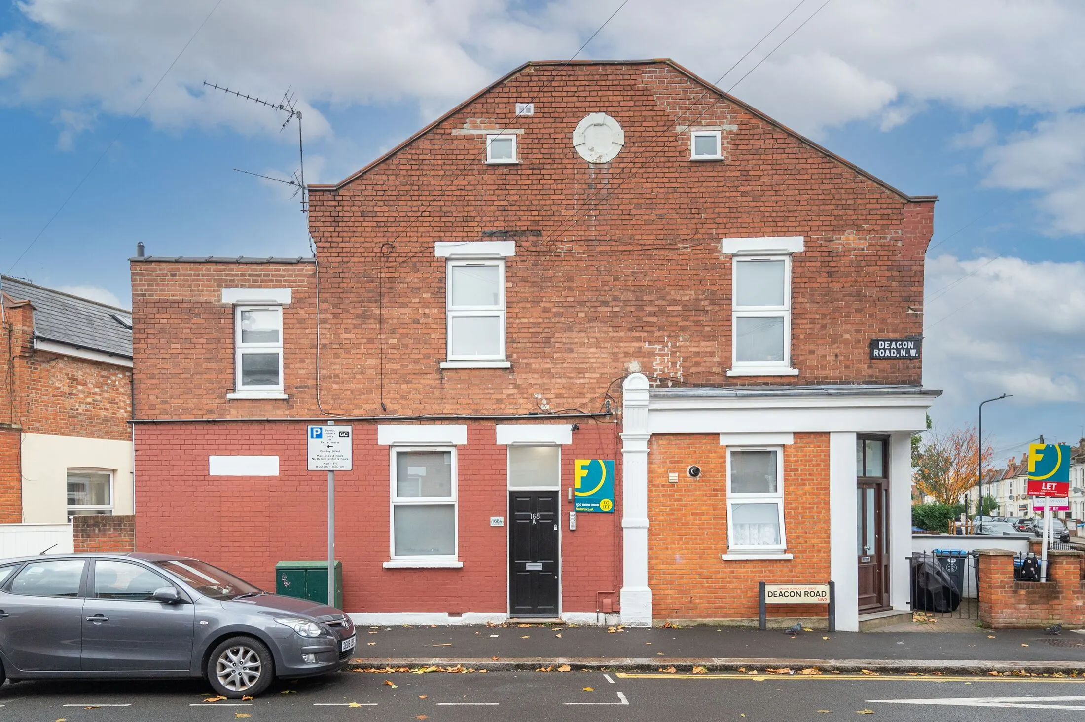 Flat Deacon Road in Greater London