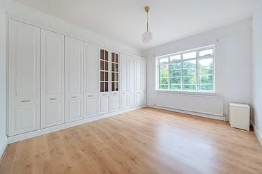 Flat Dulwich Wood Park in Greater London