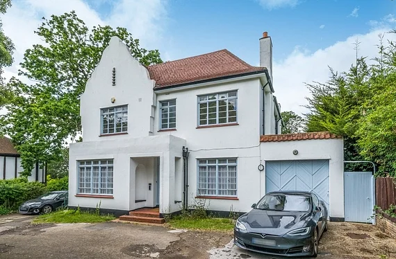 Flat Dulwich Wood Park in Greater London