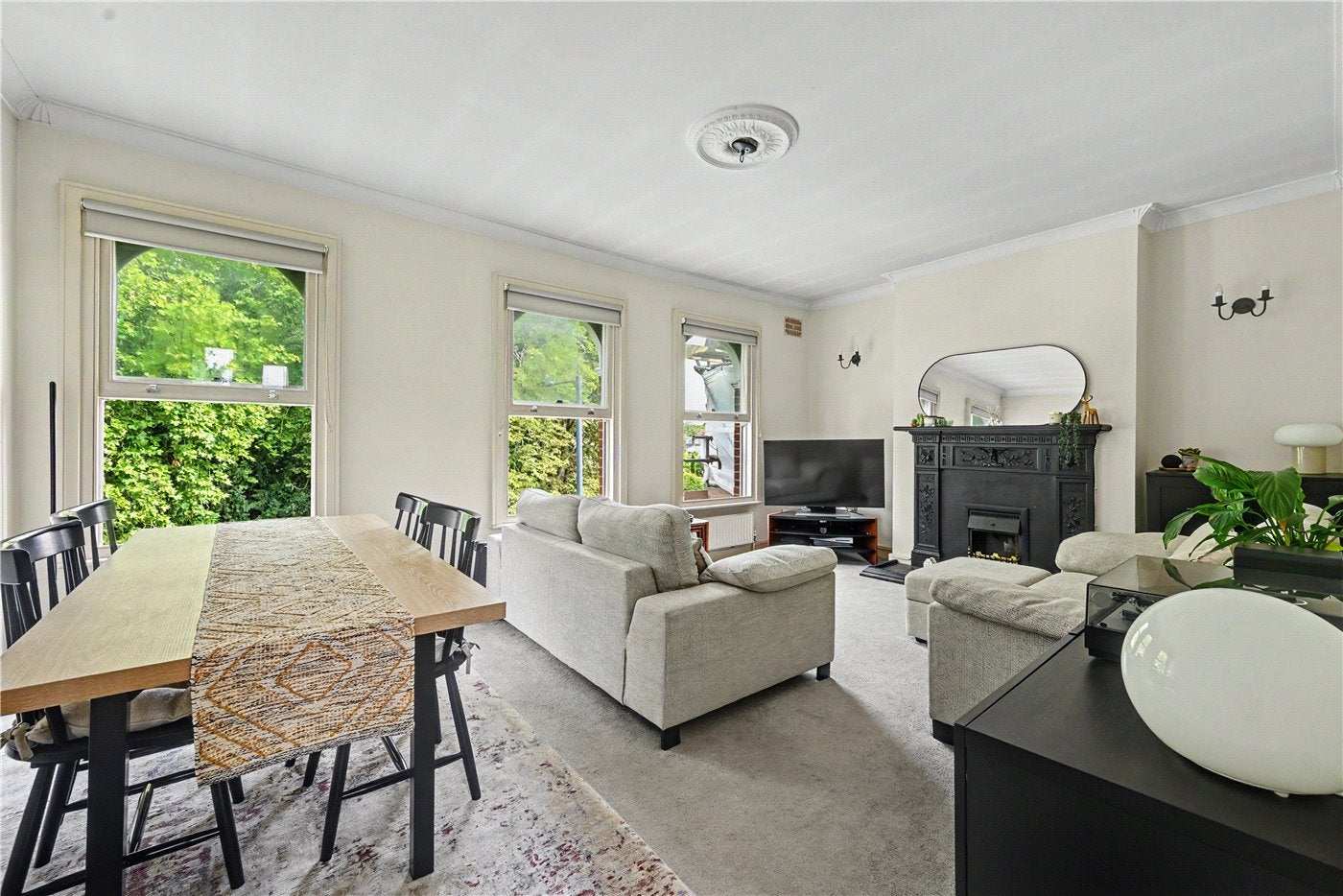 Flat Harvist Road in Greater London