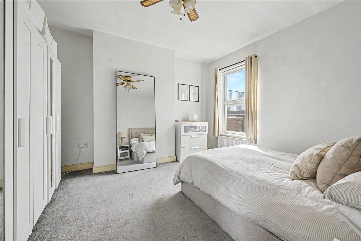 Flat Harvist Road in Greater London