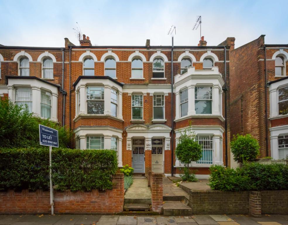 Flat Harvist Road in Greater London