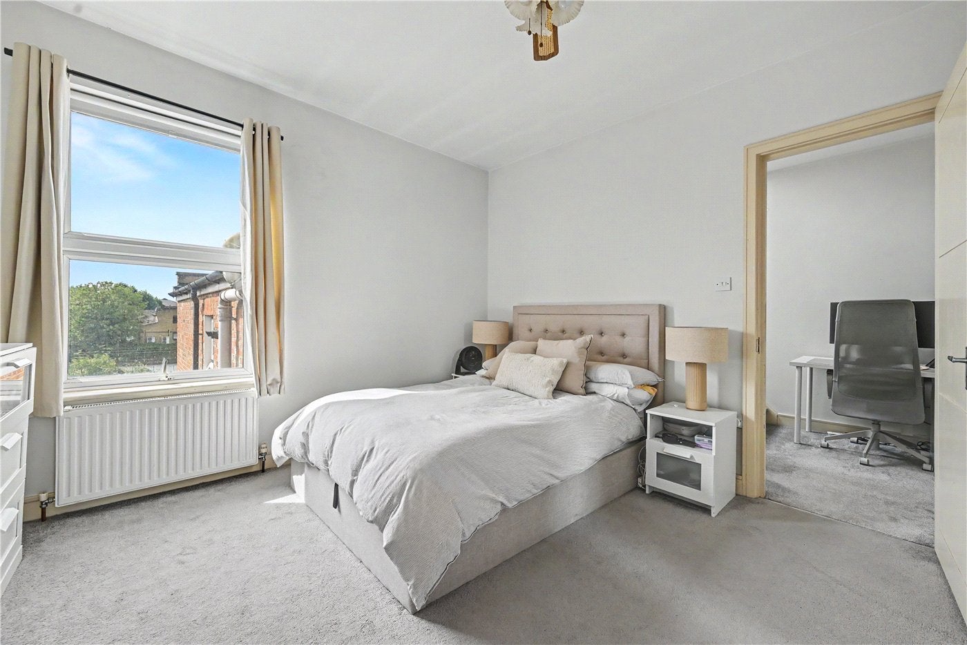 Flat Harvist Road in Greater London