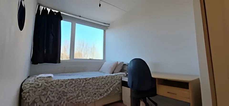 Room Roland Way in Greater London