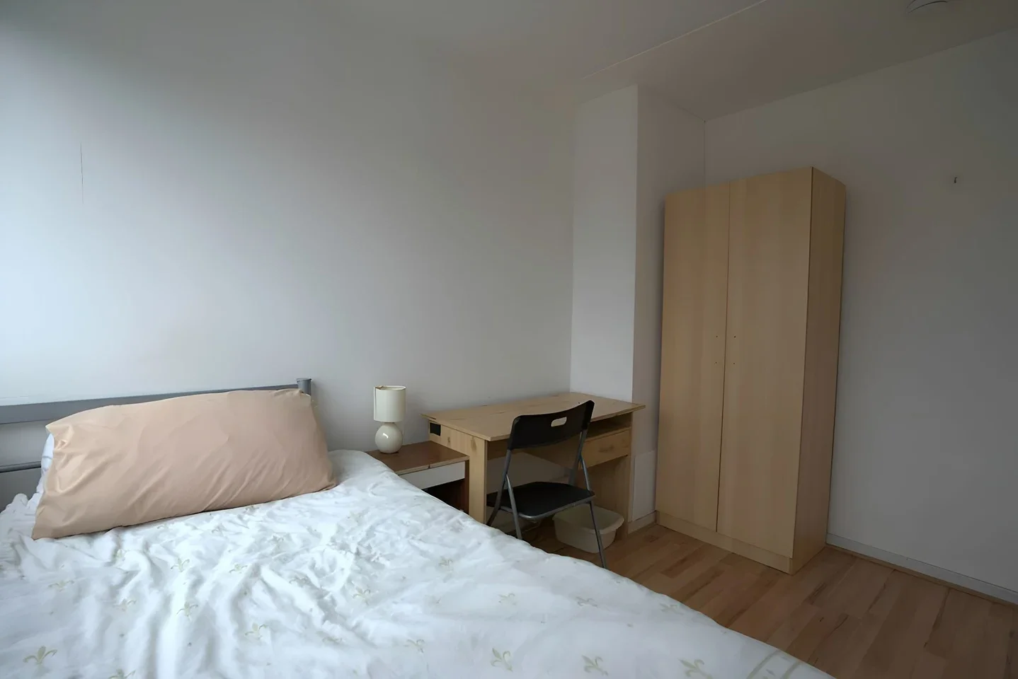 Room Roland Way in Greater London