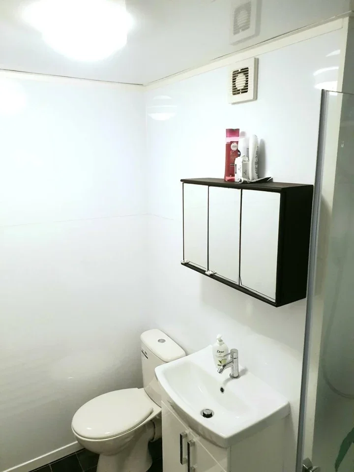 Room Roland Way in Greater London