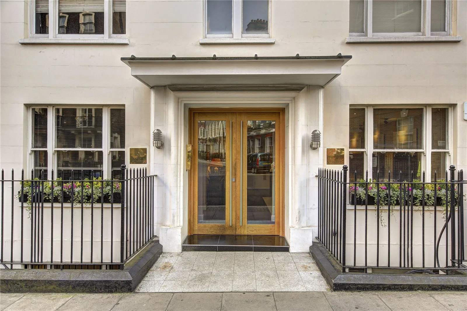 Flat Hill Street in City of Westminster