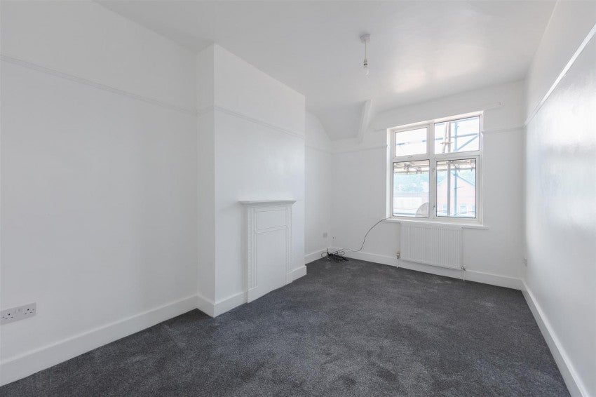Flat Central Road in Greater London