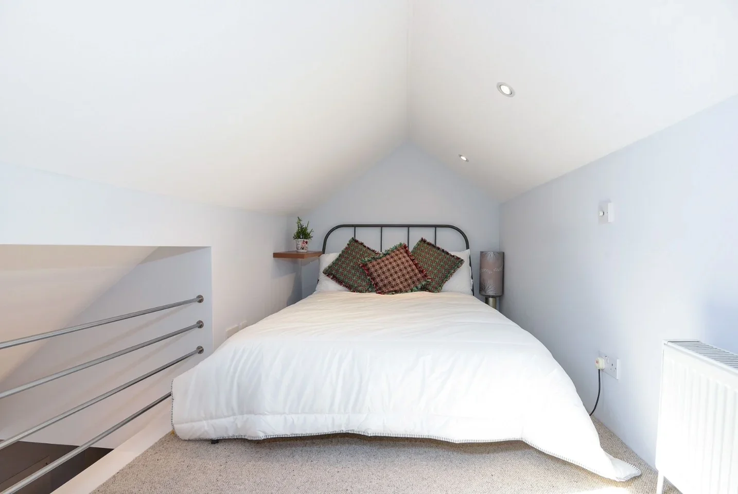 Flat Broadhurst Gardens in Greater London