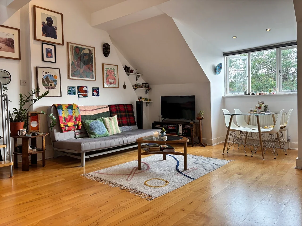 Flat Broadhurst Gardens in Greater London