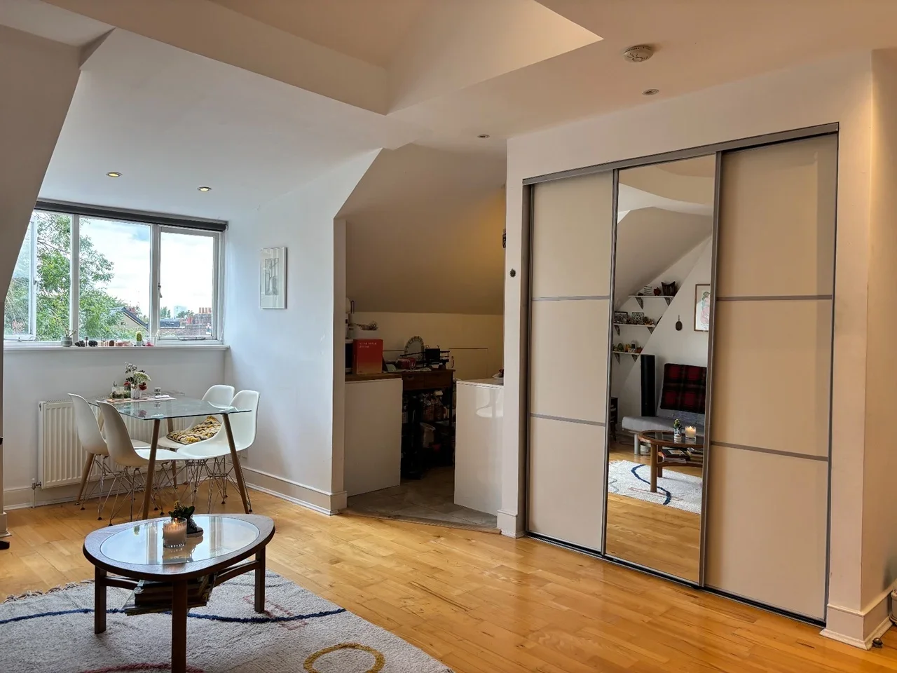 Flat Broadhurst Gardens in Greater London