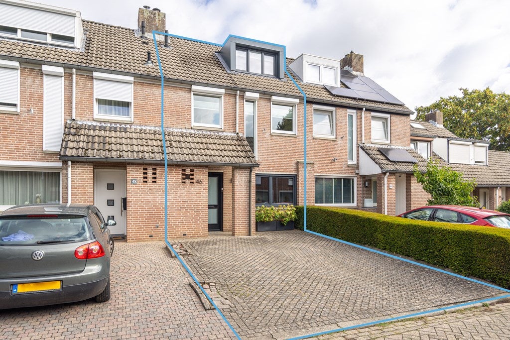 Tussenwoning te koop: Horatiushof 46, Maastricht