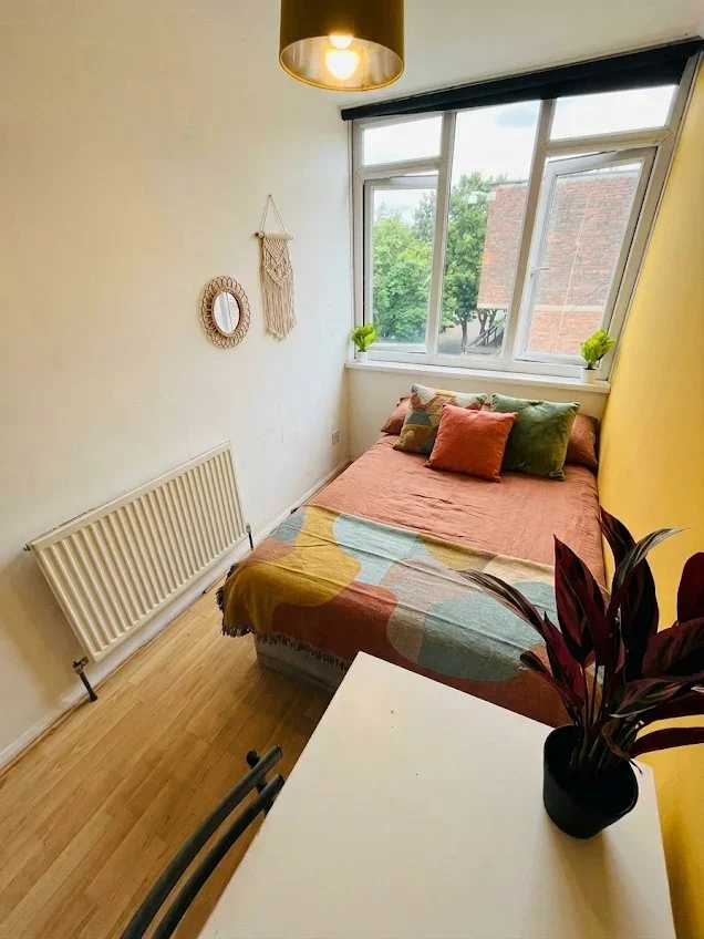Room Stewarts Road in Greater London
