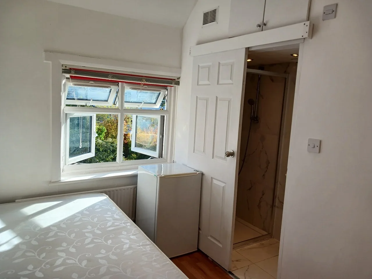 Flat St John's Road in Greater London