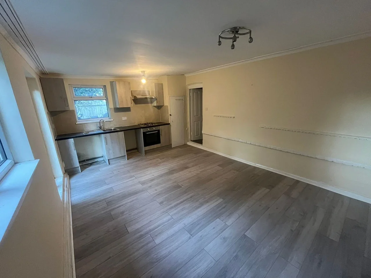 Room Selby Road in Greater London