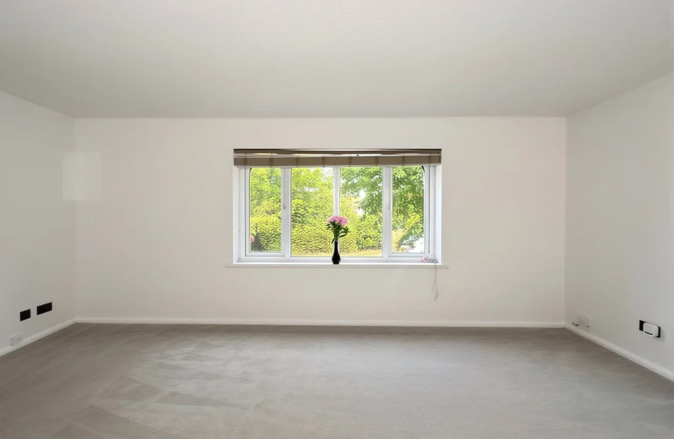 Flat Roberts Court in Greater London