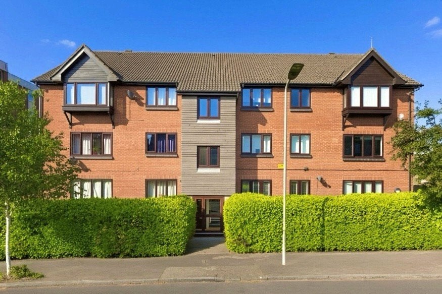 Flat Roberts Court in Greater London
