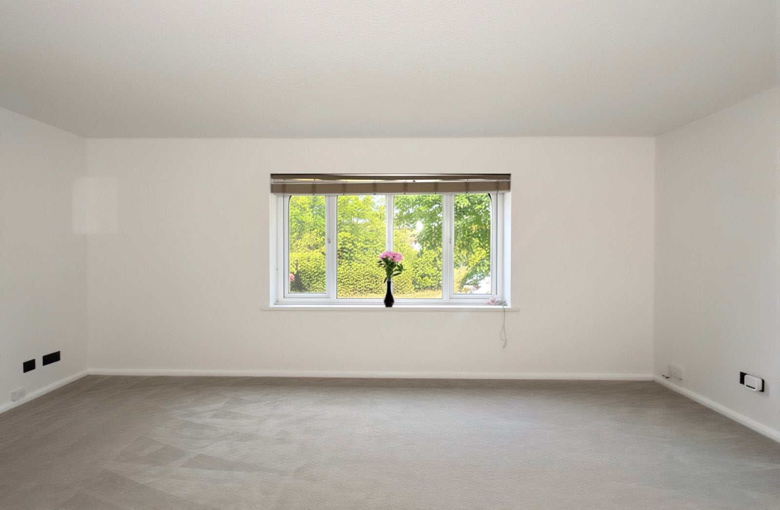 Flat Roberts Court in Greater London