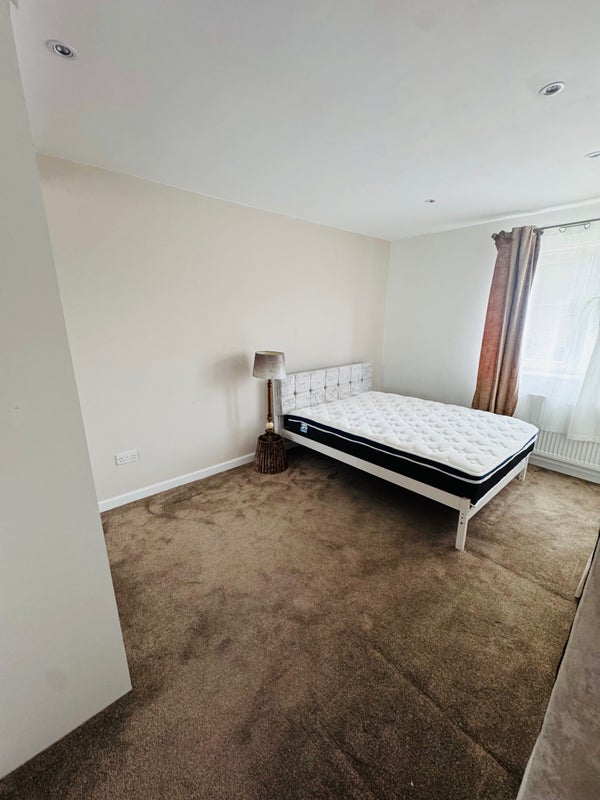 Room Blaise Close in Nottingham