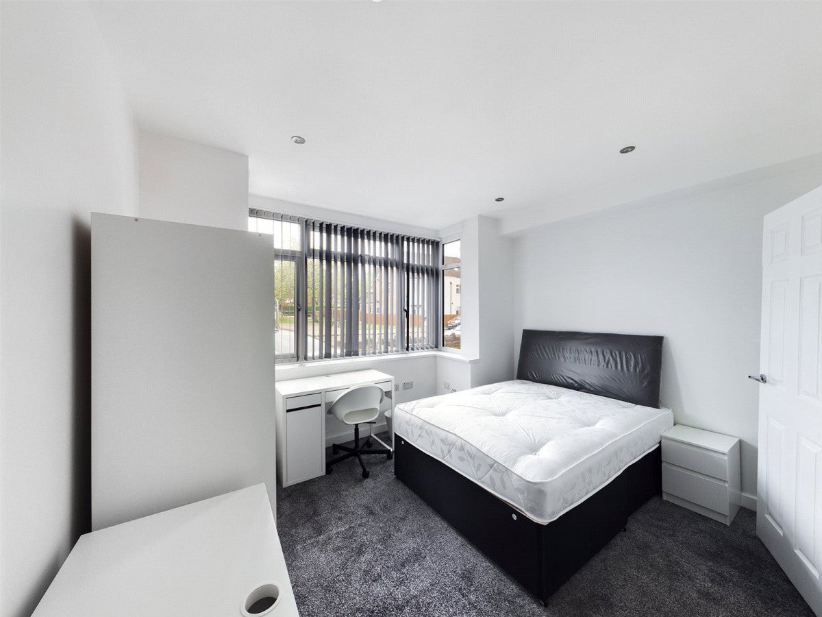 Room Lower Road in Nottingham