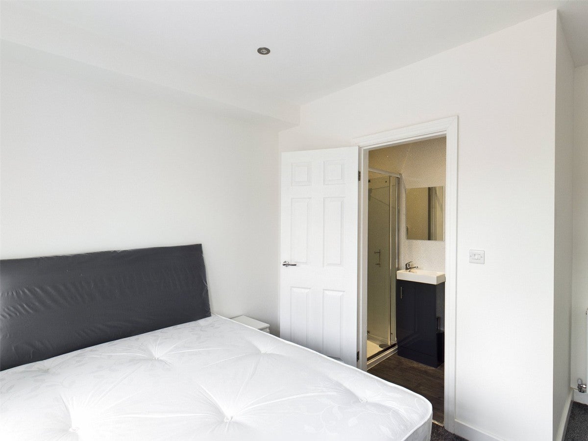 Room Lower Road in Nottingham