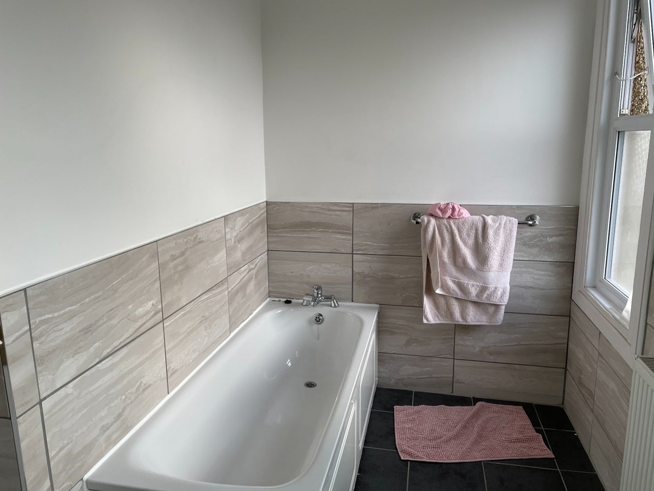 Room Kingswood Road in Greater London