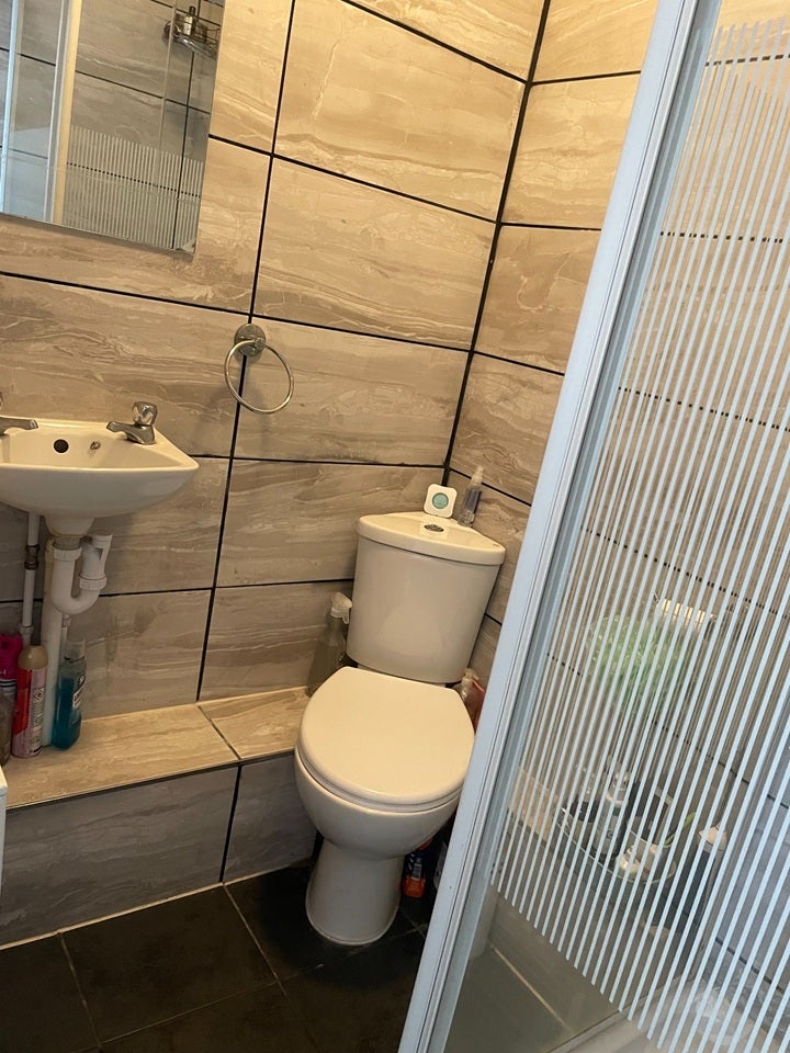 Room Kingswood Road in Greater London