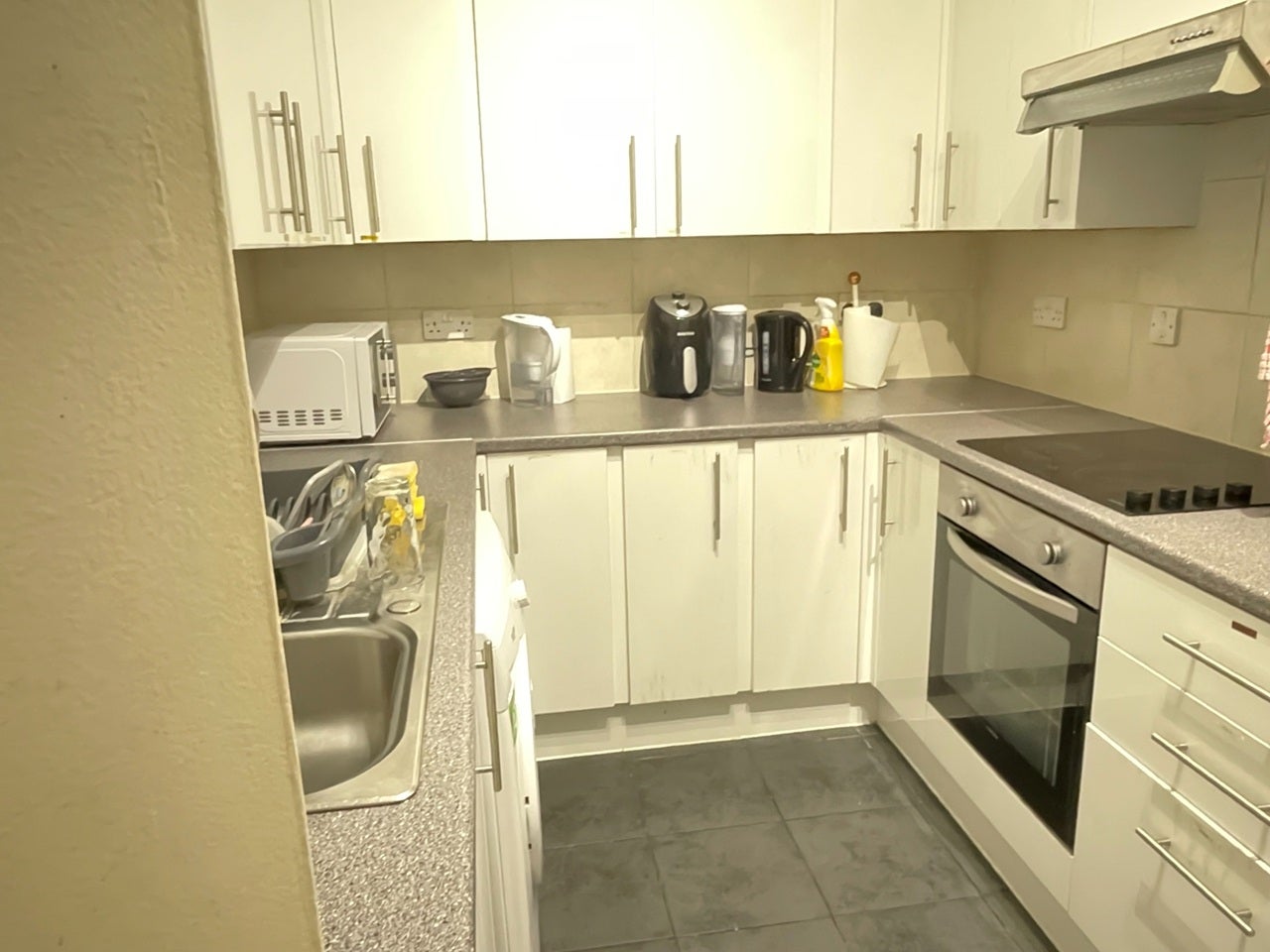 Room Kingswood Road in Greater London