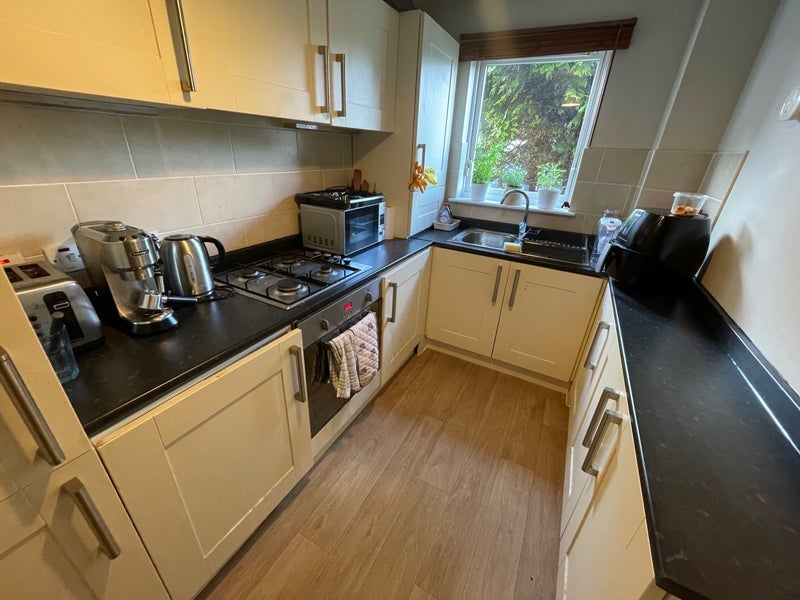 Room Titwood Road in Glasgow