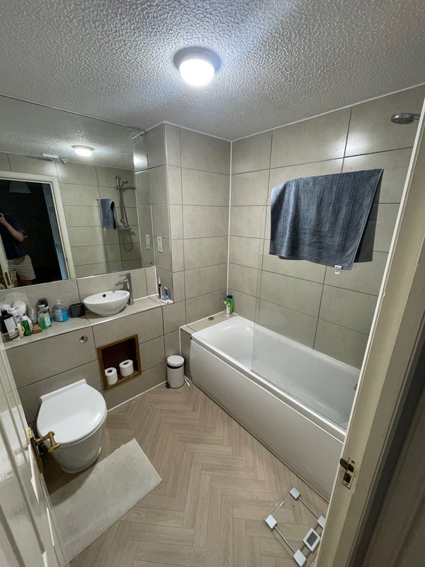 Room Titwood Road in Glasgow