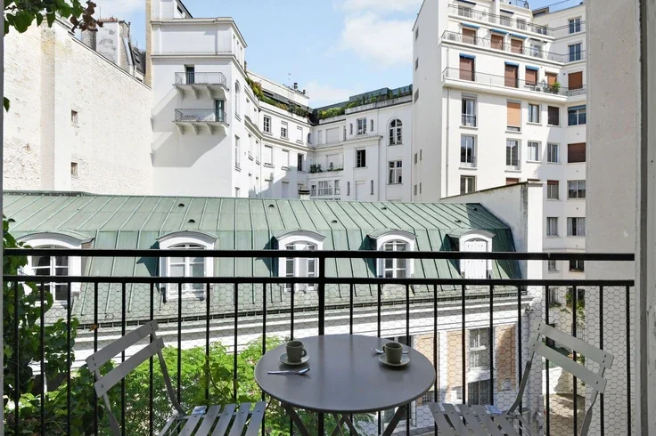 Flat Rue Chalgrin in Paris
