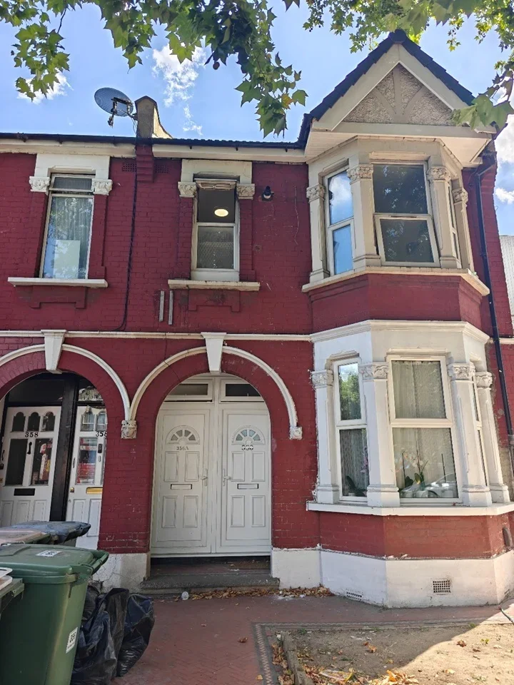 Flat Didsbury Close in Greater London