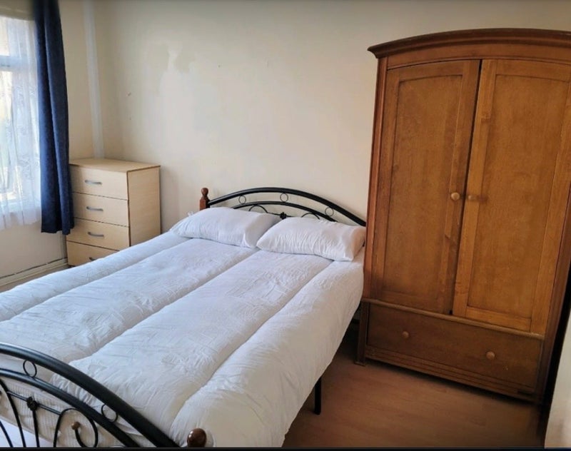 Room Longley Road in Greater London