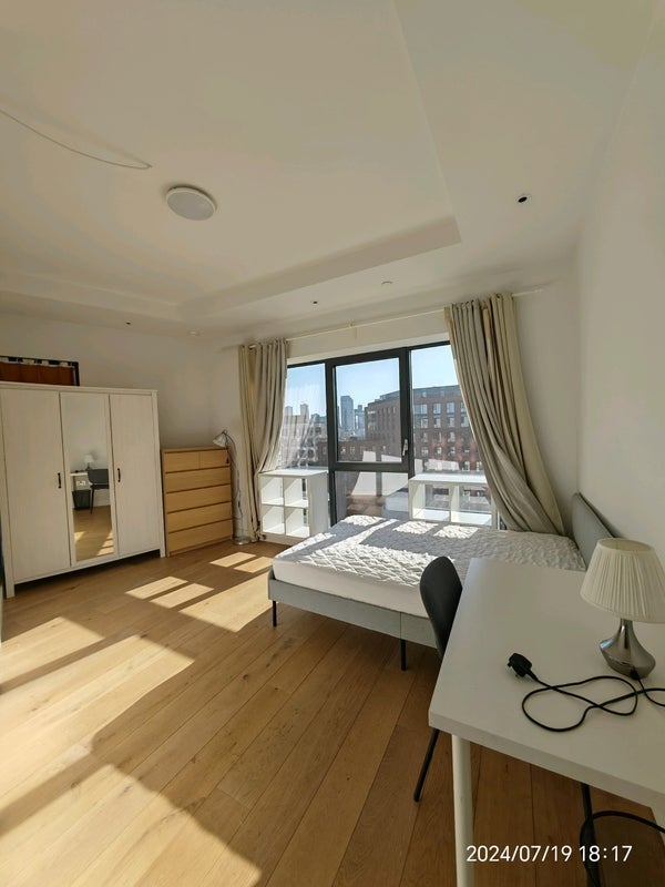Room Orchard Place in Greater London