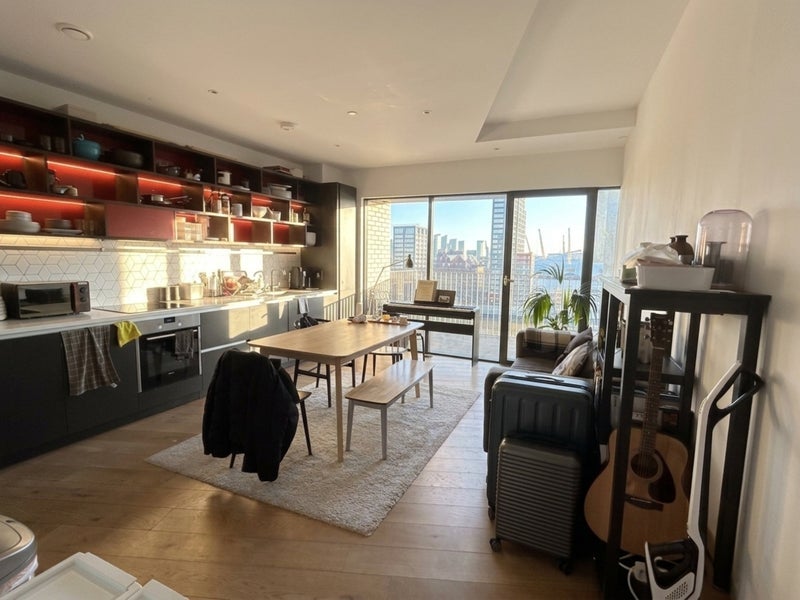 Room Orchard Place in Greater London