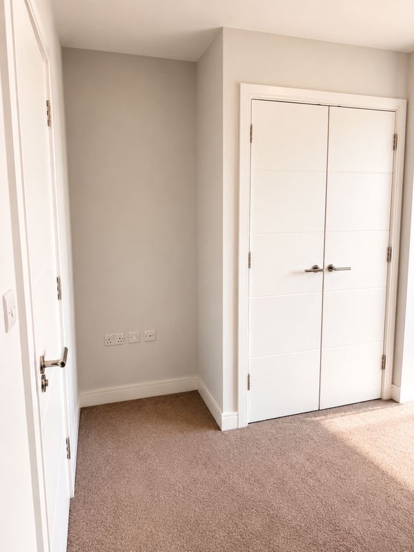 Flat Ealing Road in Greater London